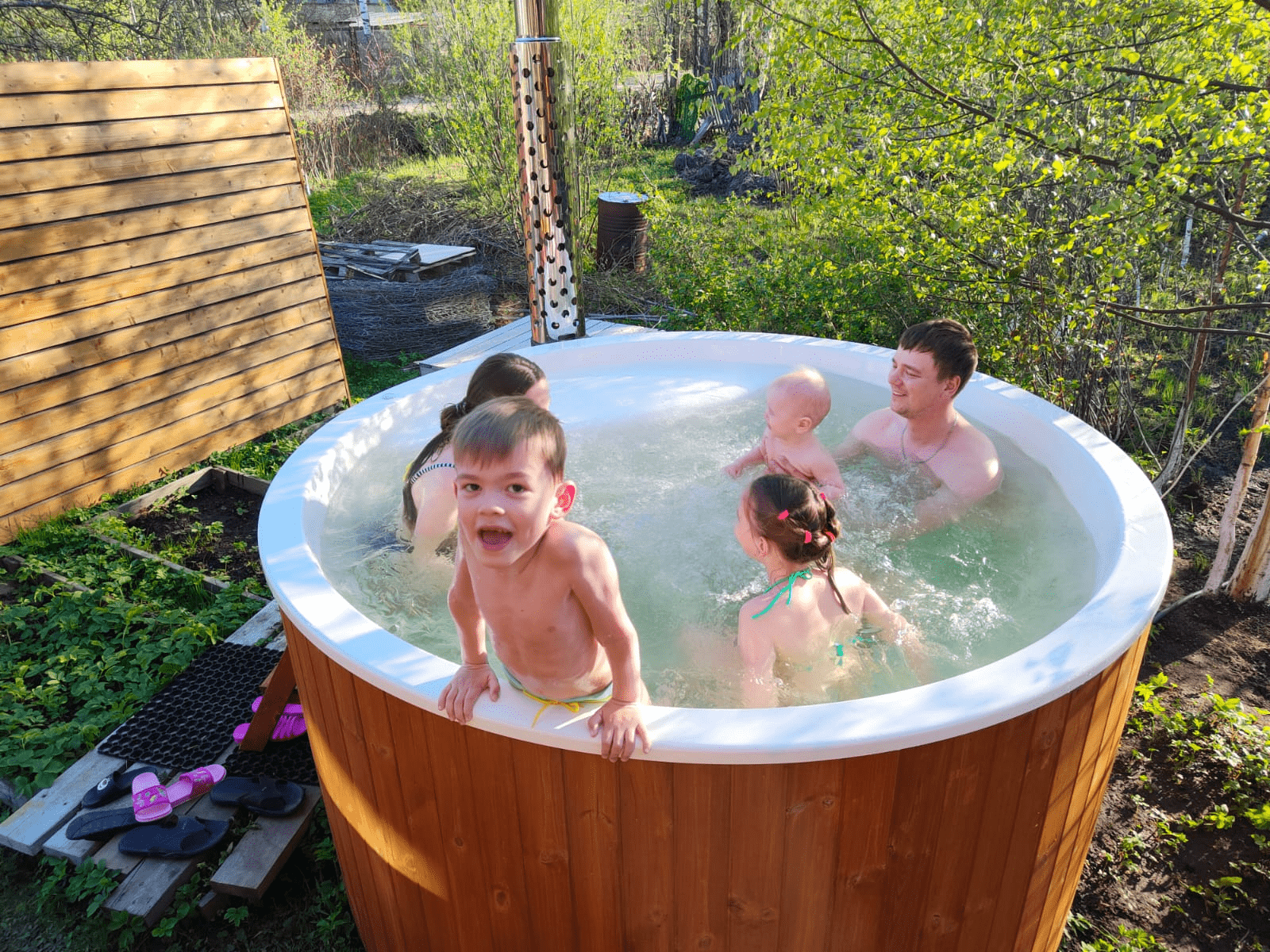 Семья в купели POLARSPA на приусадебном участке